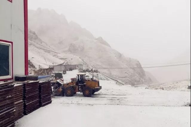 人間四月芳菲盡，山中春雪還復來