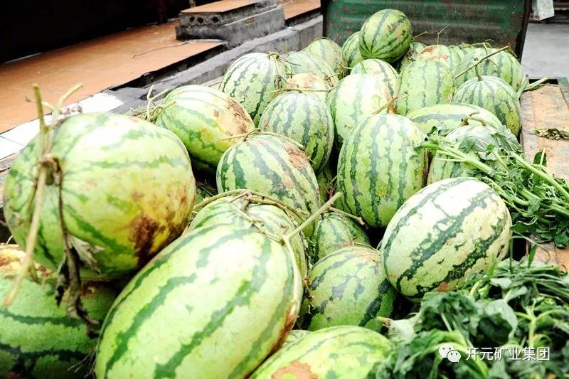 買下一整車西瓜，讓瓜農(nóng)早點回家